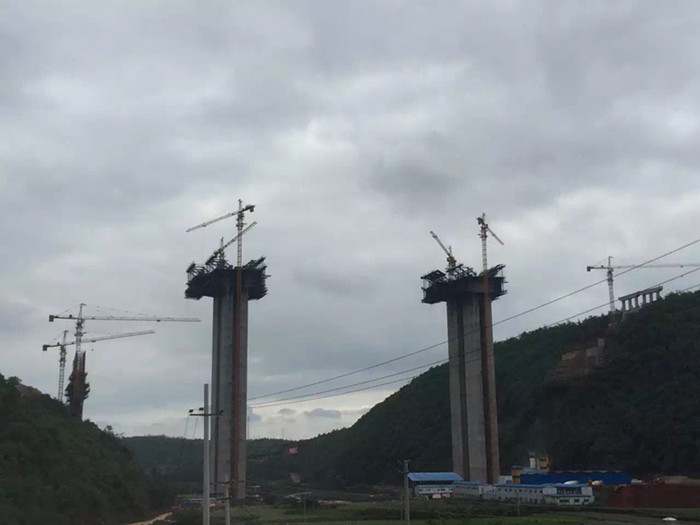 Pont de l'autoroute Xiaolong du China Railway 18 Bureau Group au-dessus de la rivière Dragon