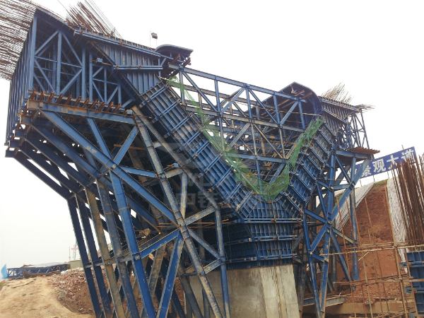 Pont routier nord de Changsha Wanjiali sur la rivière Ladian par la société China Railway 10th Bureau Sanjian