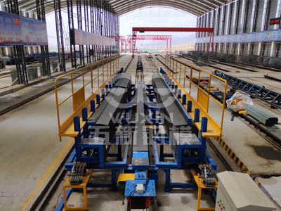 Ligne de production pour la préfabrication d'une poutre en T de 13 m de l'autoroute Qinghai Bianmen de CCCC Second Highway Engineering Co., Ltd